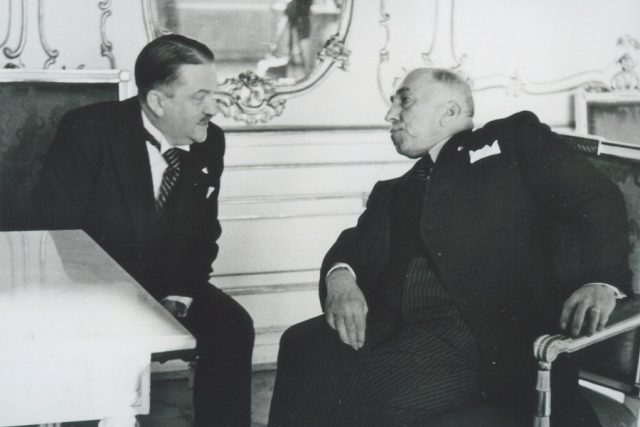 Alois Eliáš s prezidentem Emilem Háchou | foto: Z archivu Jany Pasákové