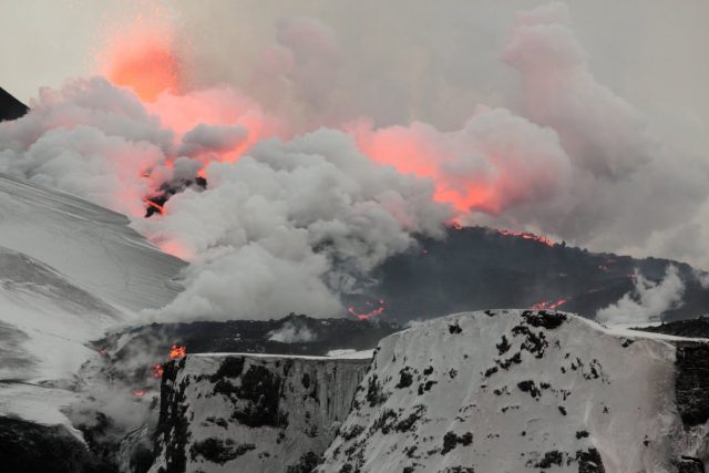 Výbuch islandské sopky Eyjafjallajökull na jaře 2010 | foto: licence Creative Commons Attribution 3.0 Unported,  Henrik Thorburn