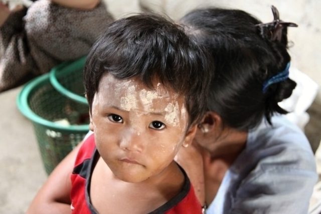 Barmské děti | foto: Robert Mikoláš