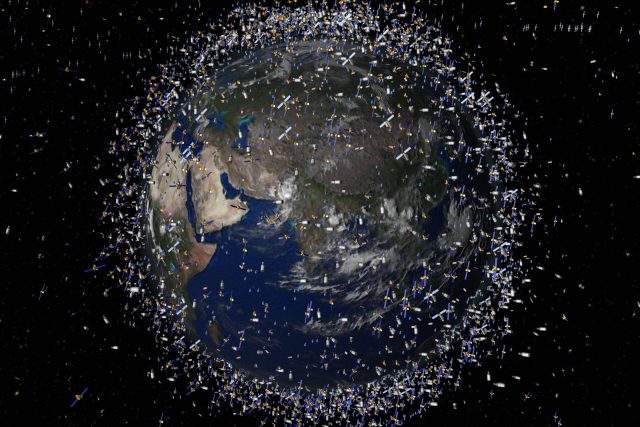 Planeta Země obklopená kosmickým smetím | foto:  NASA