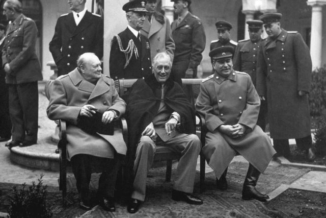 Hlavy spojeneckých sil – Churchill,  Roosevelt a Stalin na konferenci v Jaltě v roce 1945 | foto: US  Department of Defense,  licence Public Domain,  volné dílo