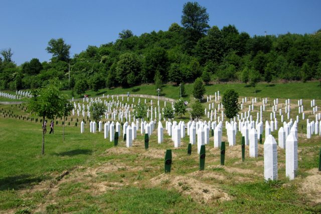 Památník Srebrenica-Potočari. Generál Ratko Mladič,  zodpovědný za tisíce srebrenických obětí,  se ukrýval jen 200 kilometrů vzdušnou čarou odsud | foto: Pavel Polák