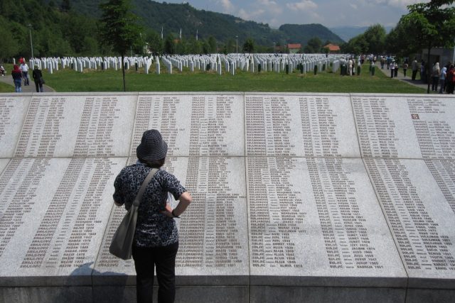 Patmátník Srebrenica-Potočari,  kde odpočívají těla tisíců povražděných bosenských Muslimů | foto: Pavel Polák,  Český rozhlas