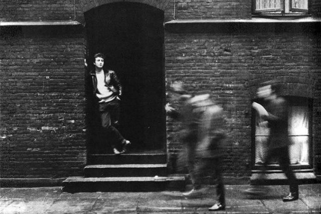 John Lennon se na slavné fotografii opírá o dveře v jedné ze zapadlých uliček Hamburku | foto:  hamburg.de