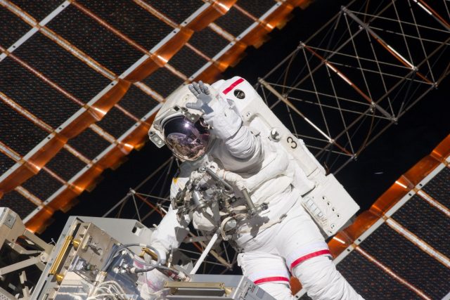 Astronaut A. Feustel ve volném kosmickém prostoru | foto:  NASA