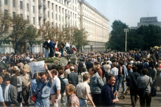 Moskvané demonstrují před Bílým domem během srpnového puče v roce 1991 | foto: licence Public Domain,  volné dílo,   Almog