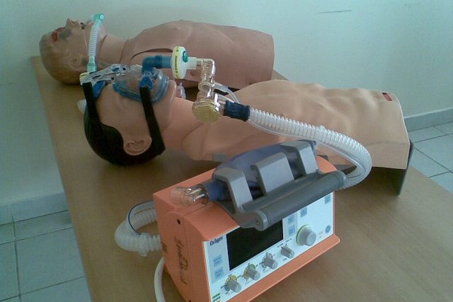 Přístroje pro umělou plicní ventilaci | foto: Jana Kosová