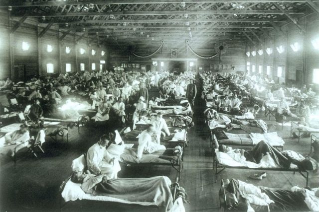 Dobová fotografie nemocných španělskou chřipkou v nemocnici v americkém Kansasu v roce 1918 | foto: Public domain,   U.S. Army
