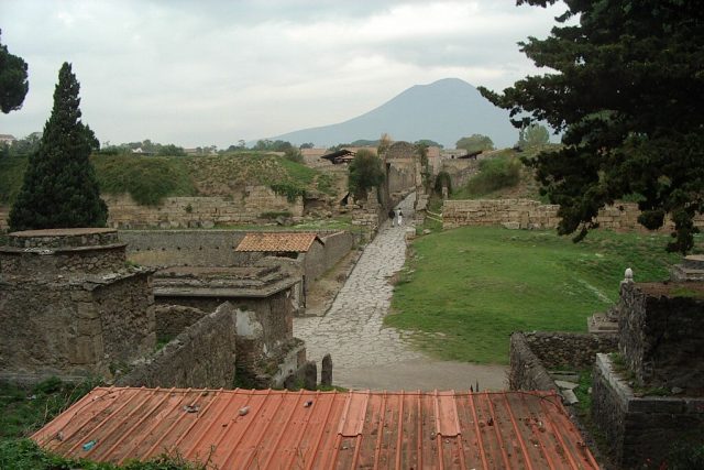 Pohled na Vesuv z Pompejí | foto: licence Creative Commons Attribution 3.0 Unported,   Uživatel: Longbow4u