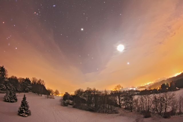 Venuše,  Měsíc a Jupiter na zimní obloze 27. ledna 2012 | foto: Petr Horálek