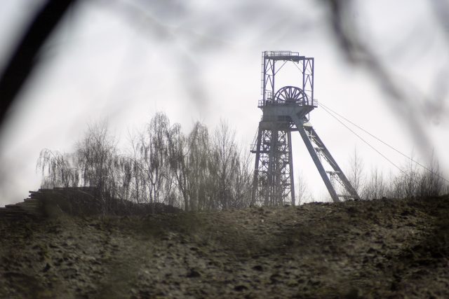 Uran se na Bystřicku těží přes půl století,  místní už těžební věž jámy Rožná I ani nevnímají | foto: Daniel Burda,  Český rozhlas