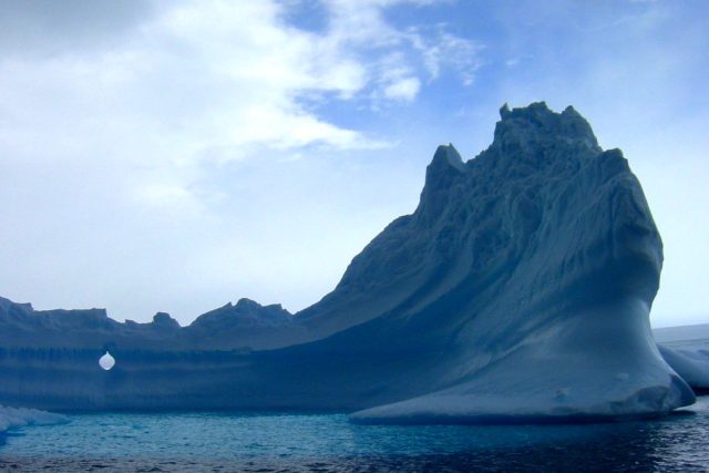 Ledová kra při pobřeží Antarktidy,  ilustrační foto | foto: licence Public Domain,  volné dílo