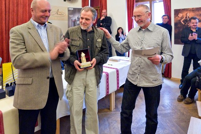 Fotograf a pedagog Jan Pohribný  (uprostřed) přebírá cenu „Osobnost české fotografie 2011“ | foto: Bohumil Eichler