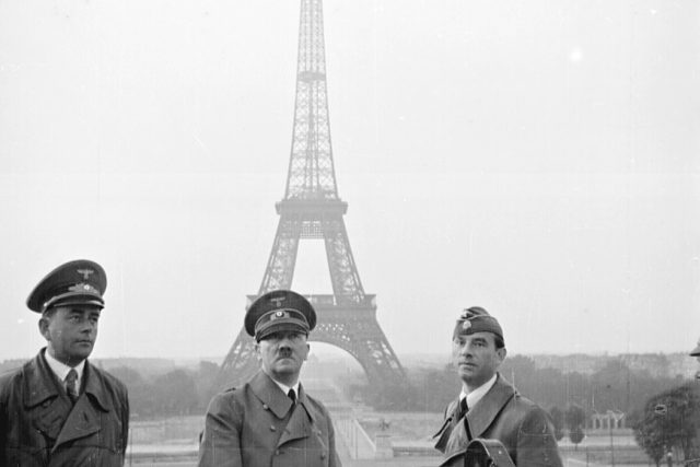 Adolf Hitler v Paříži,  23. června 1940 | foto:  National Archives and Records Administration