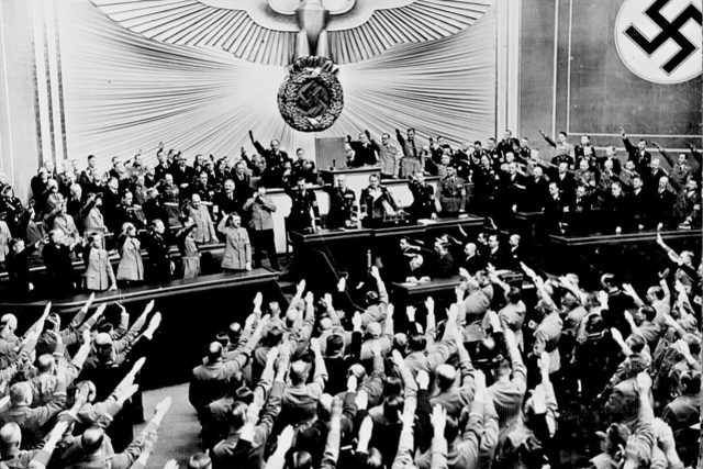 Březen 1938,  Reichstag aplauduje Hitlerovi,  který oznámil anšlus - připojení Rakouska | foto:  National Archives and Records Administration