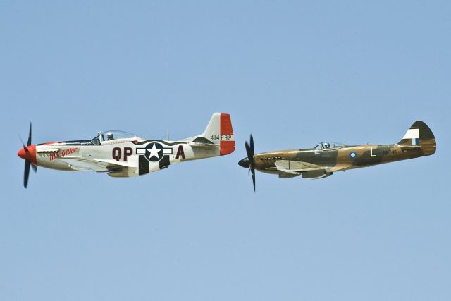 Vlevo P-51 Mustang,  vpravo Supermarine Spitfire | foto: Department of Defense