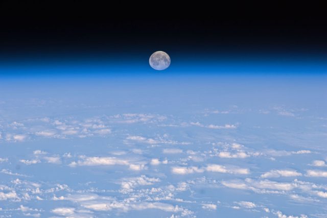 Měsíc nad Zemí | foto:  NASA