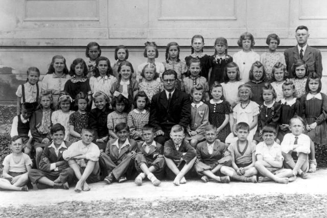 Ze 105 lidických dětí nacisté 88 zavraždili  (snímek dětí II. třídy lidické školy z 2. června 1942) | foto:  z archívu Vojenského historického ústavu a Eduarda Stehlíka