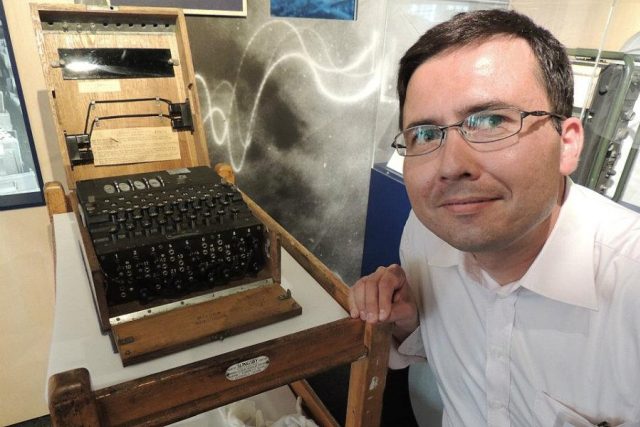 Německý šifrovací stroj Enigma  a Jiří Hošek | foto: Jiří Hošek