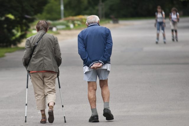 Lidé mají jistotu,  že se v dohledné době nedočkají důchodového systému,  který by jim zaručil důstojný život v penzi | foto: Filip Jandourek