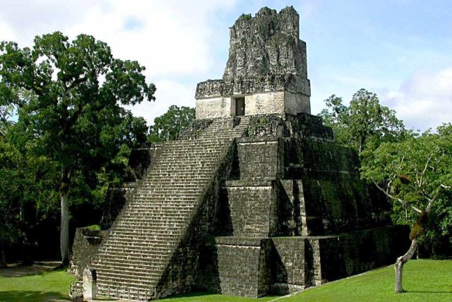 Mayské pyramidy,  místa rituálního obětování,  dnes lákají miliony turistů. Jako například guatemalský Tikal | foto: Creative Commons Attribution-NonComercial-NoDerivs 2.0 Generic,  don gato