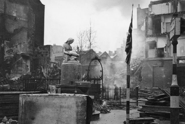 Poškozeno bombou,  Bloomsbury Square,  Londýn 1940 | foto:  Imperial War Museum