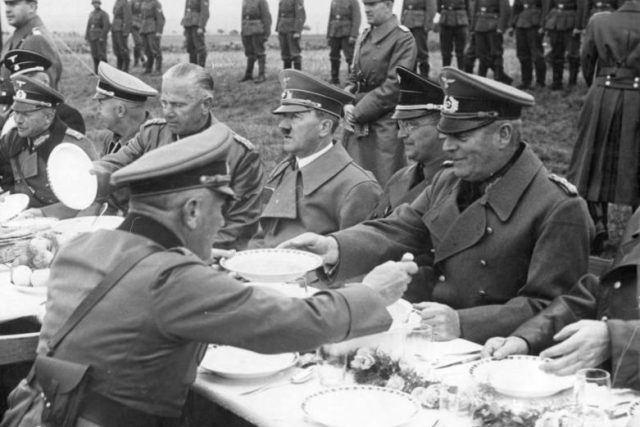 Hitlerova návštěva v Sudetech 3. 10. 1938 – Konrad Henlein vpravo vedle Adolfa Hitlera | foto:  Bundesarchiv,  Bild 183-H13192 / CC-BY-SA