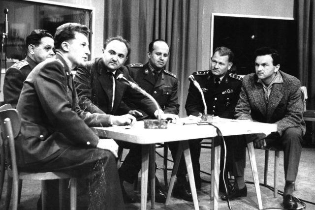 Výstava 40T10,  Armádní vysílání; Slavomil Vondrášek,  vpravo Zdeněk Svěrák  (1963) | foto:  Archiv ČRo