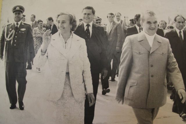 Diktátor Ceauşescu se ženou na archívní fotografii | foto: Robert Mikoláš,  repro 