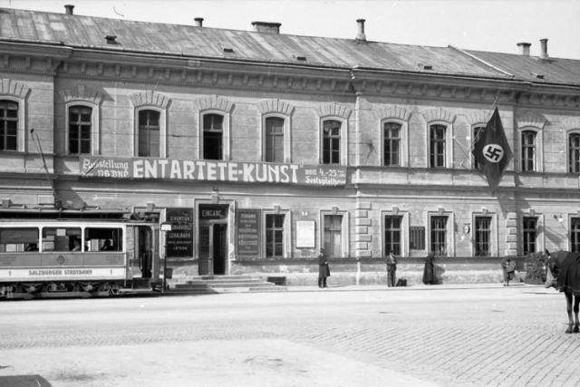 Poutač na výstavu „Entartete Kunst“  (Zvrhlé umění) umístěný v Salzburgu na jedné z nádražních budov  (září 1938) | foto: Deutsches Bundesarchiv