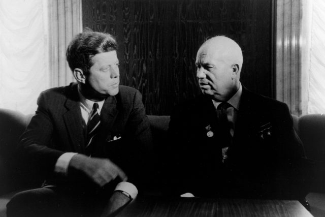 John Fitzgerald Kennedy a Nikita Sergejevič Chruščov v červnu 1961 | foto: Profimedia