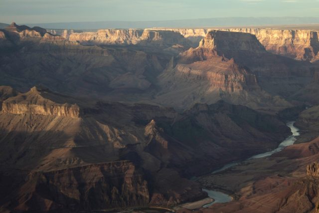 Velký kaňon vyhloubila řeka Colorado v polopouštní skalnaté krajině na území dnešního státu Arizona. Je dlouhý přes 440 kilometrů | foto: Vít Pohanka,  Český rozhlas