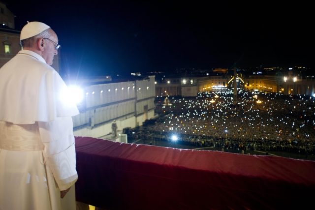 Papež František shlíží z balkónu baziliky sv. Petra ve Vatikánu | foto:  L'Osservatore Romano,  ČTK