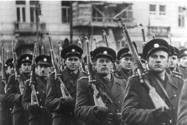 Příslušníci SNB v roce 1948  | foto:  Archiv ČRo
