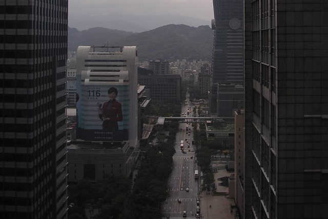 V mracích nad Tchaj-pejí se věž ztrácí už deset let | foto: Kateřina Procházková