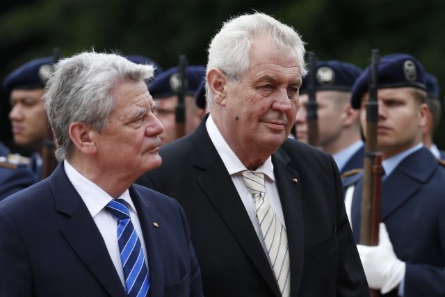 Český prezident Miloš Zeman a jeho spolkový protějšek Joachim Gauck před běrlínským zámkem Bellevue | foto: ČTK