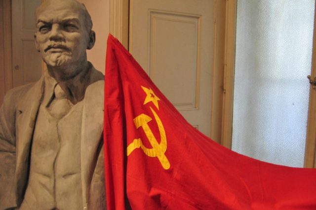 Vladimír Iljič Lenin,  kladivo a srp. To jsou symboly komunistického režimu | foto: Fotobanka stock.xchng