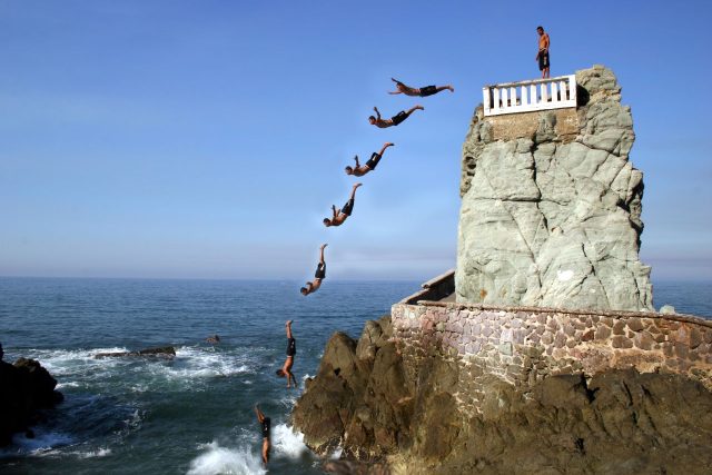 Adenalinový sport cliffdiving - neboli skoky z útesu | foto:  Mazatlan Diver Sequence,  Jennifer Williams