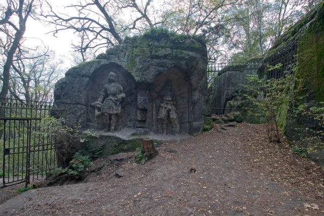 Blaník - pískovcové reliéfy před jeskyní Klácelka nad obcí Želízy | foto: GNU General Public License,  verze 1.2,   Petr1868