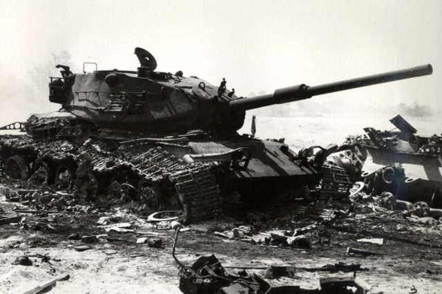 Jomkipurská válka,  zničený izraelský tank M60  | foto: Wikimedia Commons,  Gammal Hammad: Military Battles on the Egyptian Front,  Dār al-Shurūq,  Egypt,  CC0 1.0