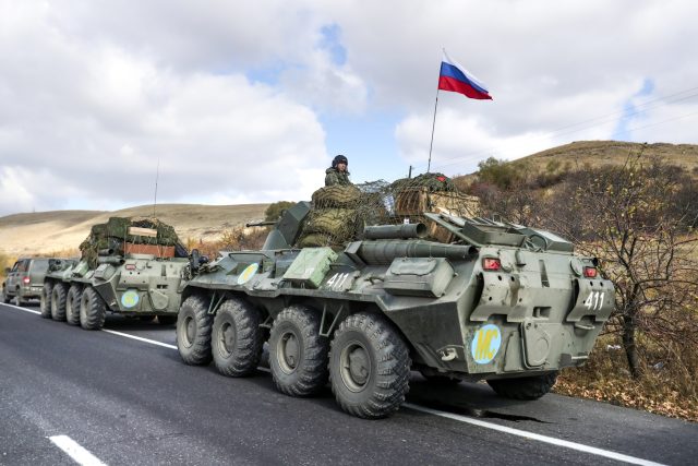 Ruská vojenská vozidla na silnici poblíž jezera Seven v Arménii směřují k regionu Náhorní Karabach | foto:  Hayk Baghdasaryan,  ČTK/AP