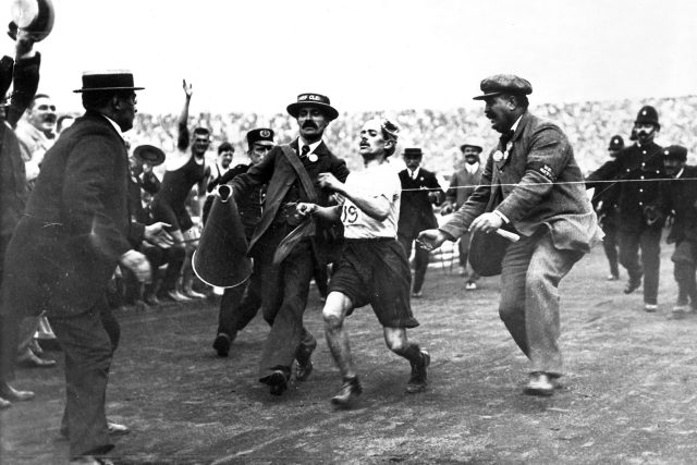 Dorando Pietri probíhá cílem na LOH v Londýně 1908 | foto: ČTK / ullstein bild