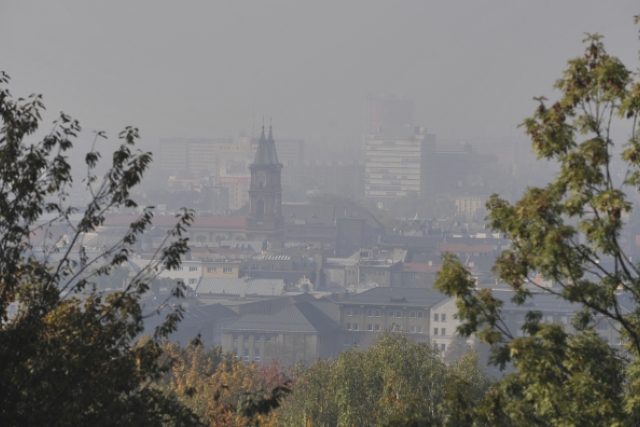 V Moravskoslezském kraji jsou zhoršené rozptylové podmínky,  smogem je zahalena i Ostrava | foto: ČTK