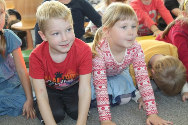 Děti v mateřské školce zaujatě sledovaly program Rádia Junior | foto: Barbora Tesnerová