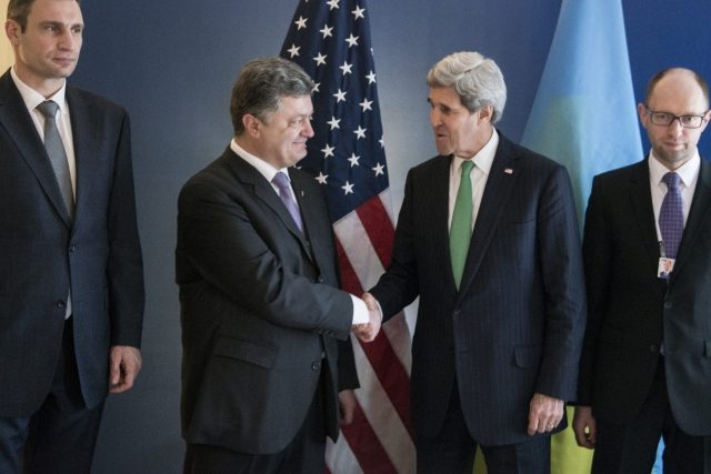 Petr Porošenko  (druhý zleva) z Johnem Kerrym,  ministrem zahraničí USA | foto: ČTK