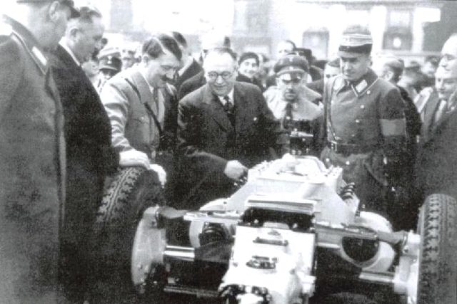 Hans Ledwinka a Adolf Hitler u podvozku Tatry 77 | foto: licence Public Domain,  volné dílo