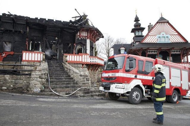 Rozsáhlý požár poničil chatu Libušín na Pustevnách,  škody šplhají do desítek miliónů | foto:  Valašské muzeum v přírodě