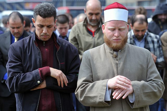 Protestní modlitba muslimů na Letné | foto: Filip Jandourek