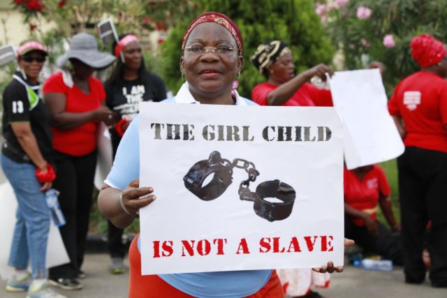 Ženy při demonstraci vyzývají vládu,  aby vyvinula veškeré úsilí k osvobození 276 unesených školaček ze studentské koleje v Čiboku v severovýchodní Nigérii | foto:  ČTK/AP,  Sunday Alamba,  ČTK