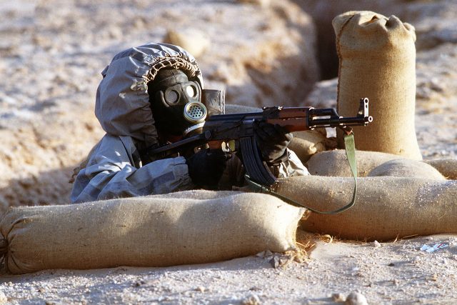 Bojovník v Sýrii se zbraní AK-47 | foto: Department of Defense,   U.S. military,   Tech. Sgt. H. H. Deffner
